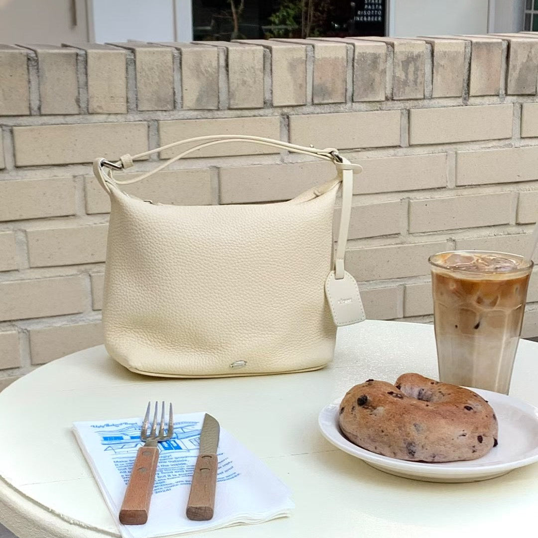 U Cloakroom | 優雅隨性牛皮半月包