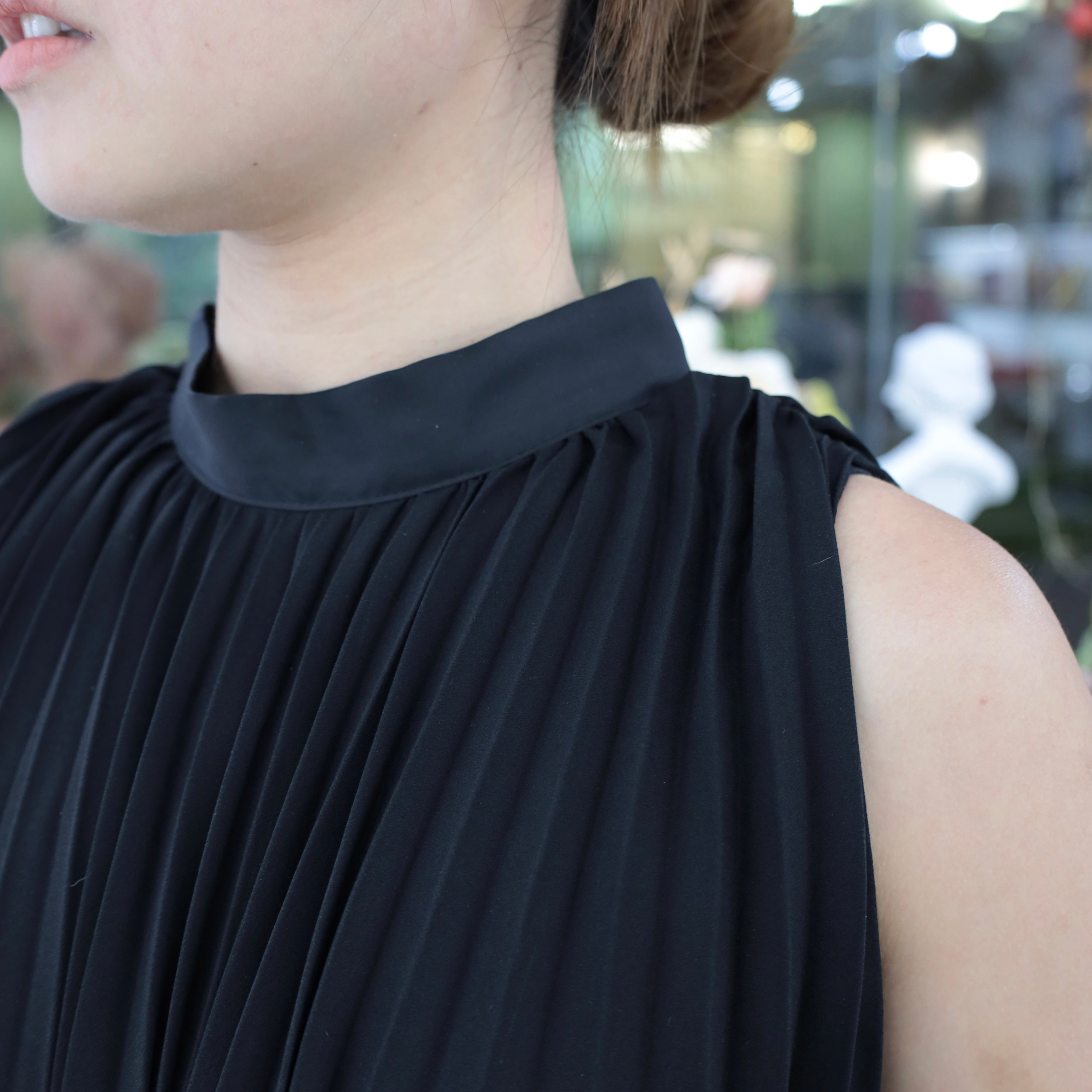 U Cloakroom | Pleated Mock Neck Tie-Back Sleeveless Top