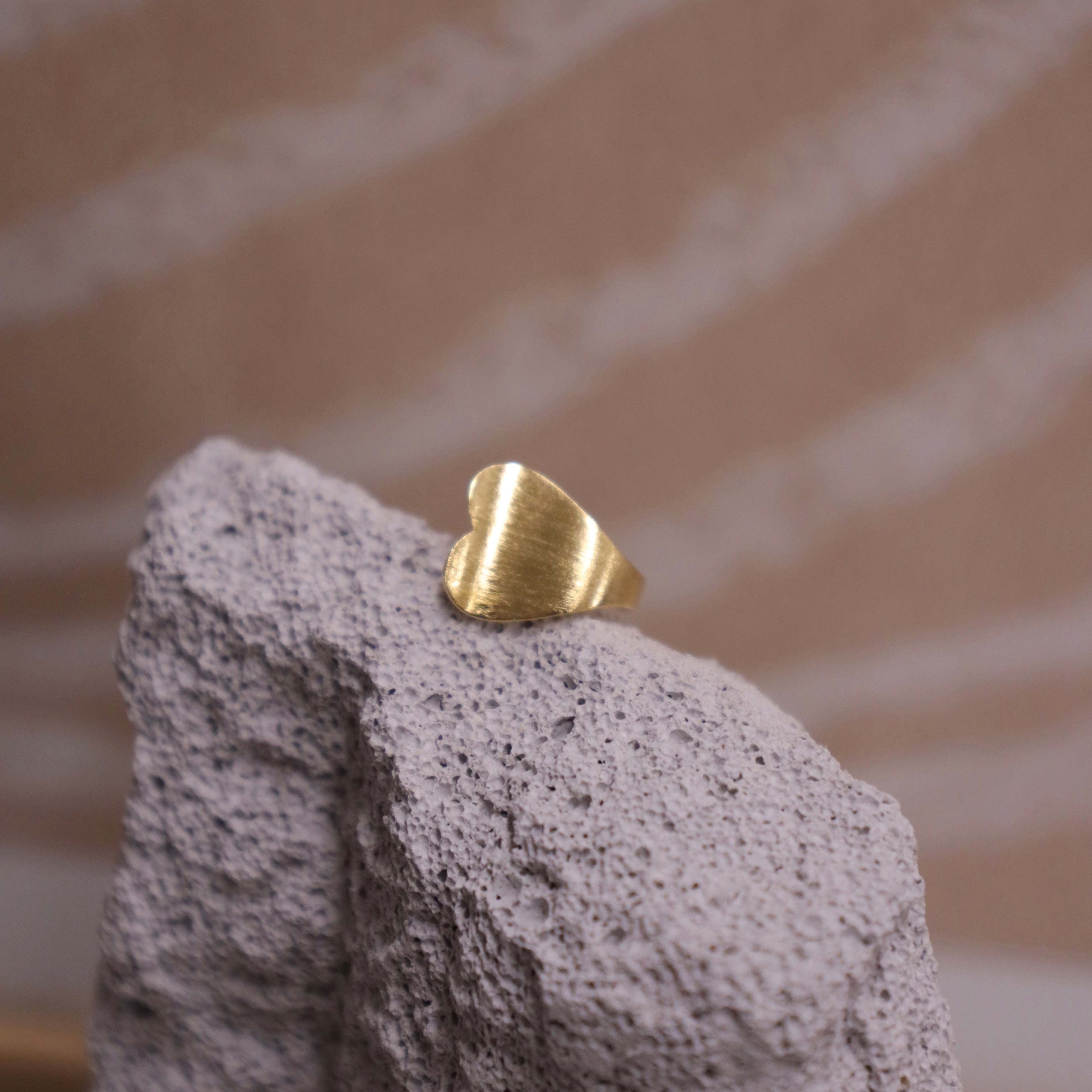 IKON | [Pre-order] 925Silver Brushed Gold Heart Clip-On Earrings