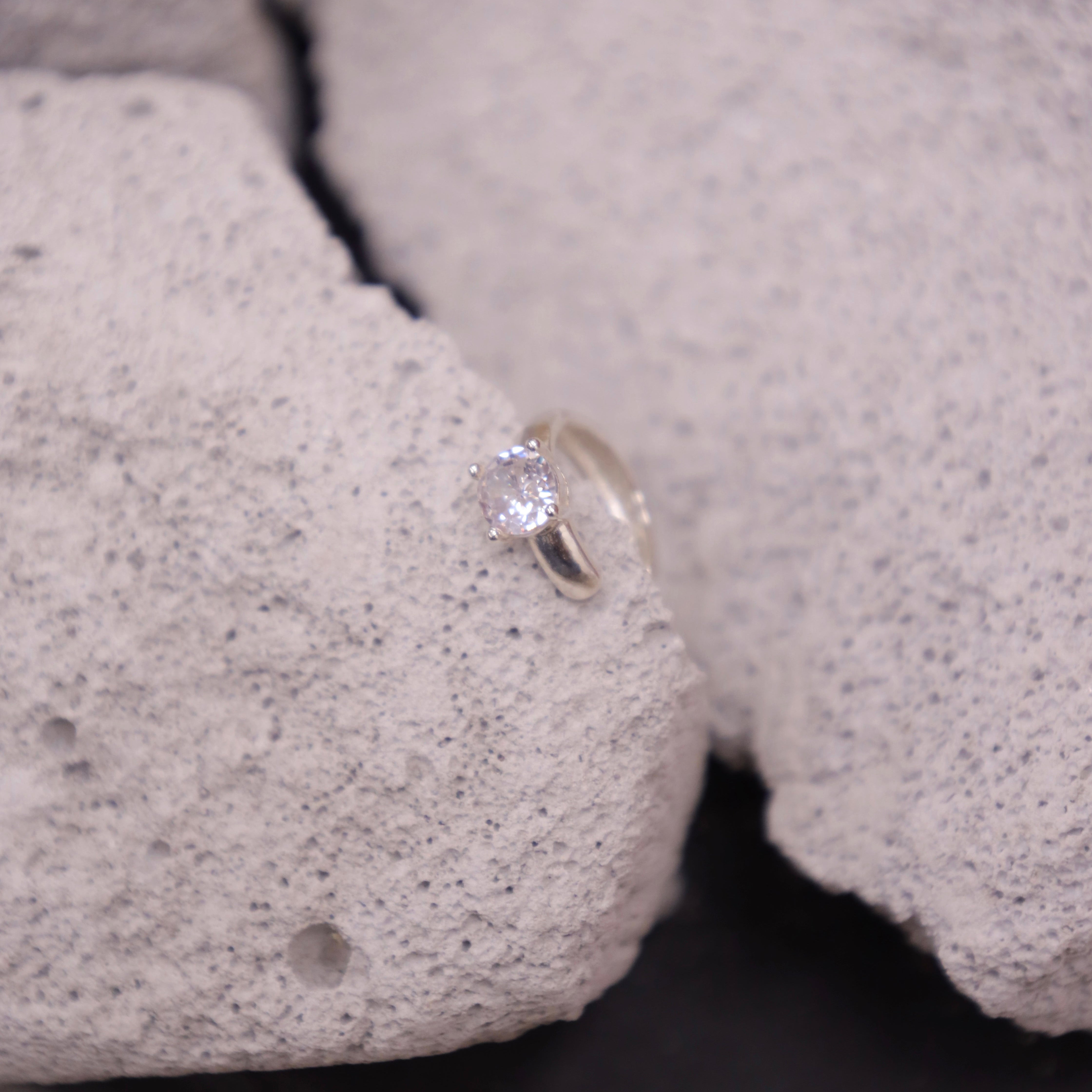 IKON | 925Silver Classic Round Cut Solitaire Ear Cuff