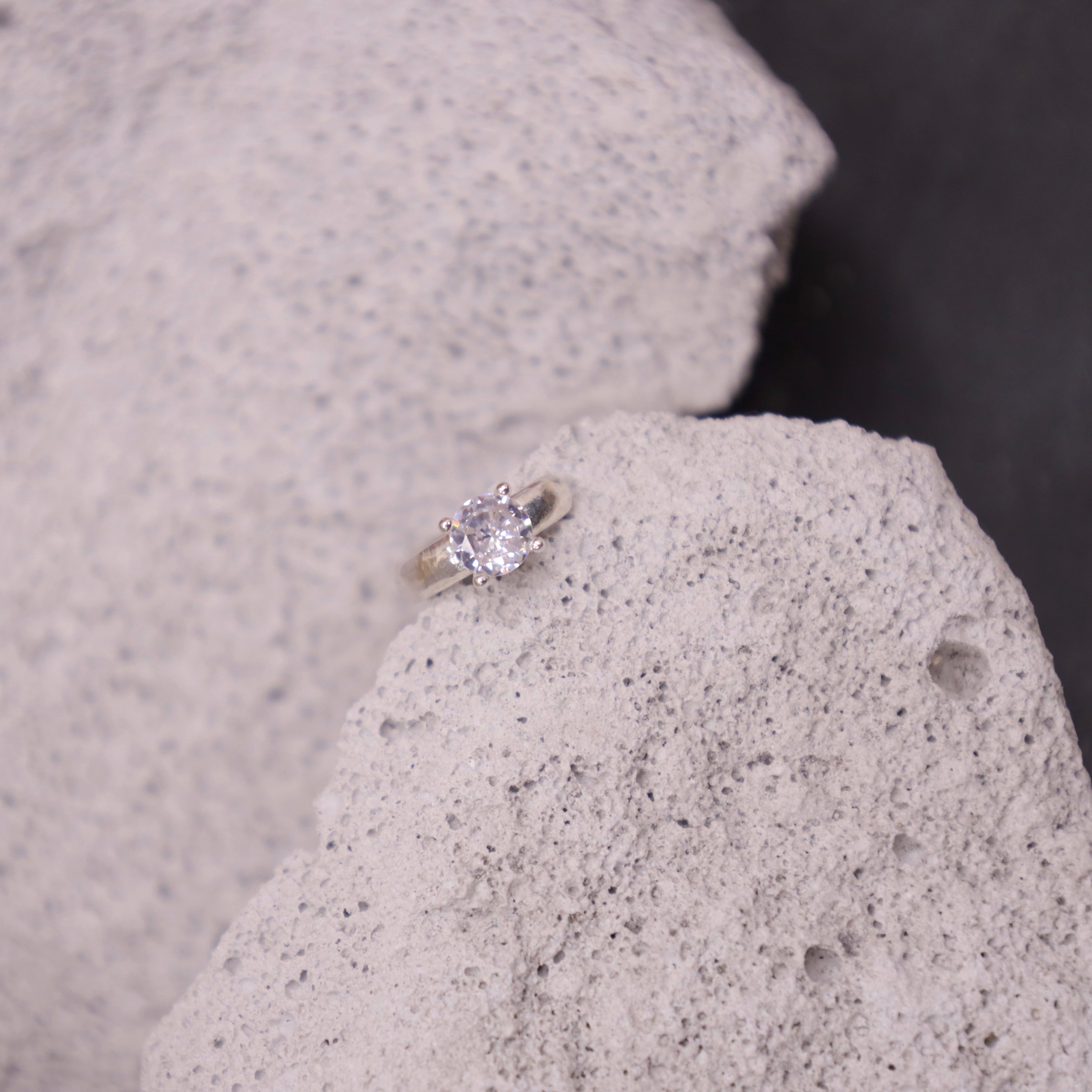 IKON | 925Silver Classic Round Cut Solitaire Ear Cuff
