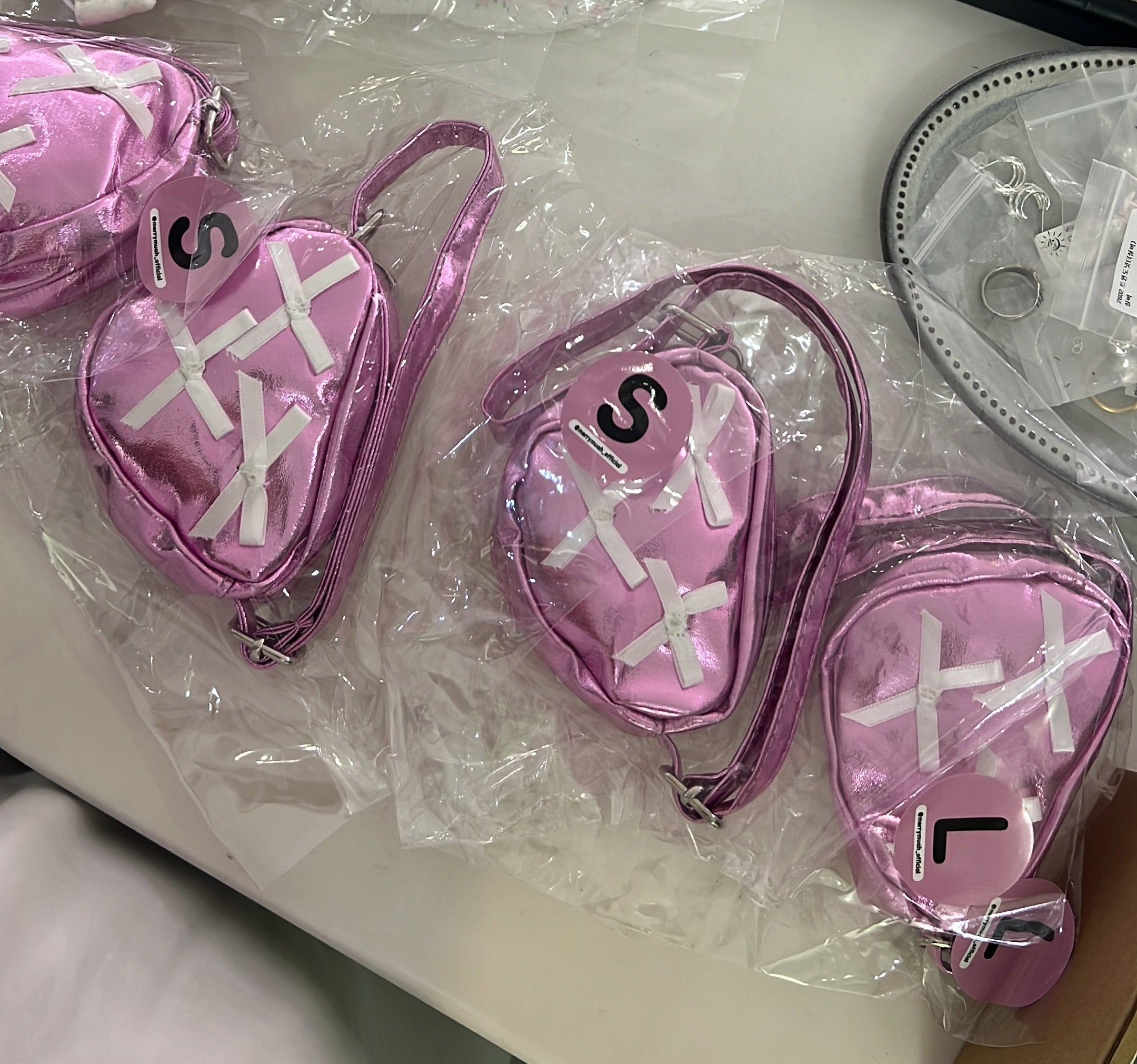Pet Daily - Glossy Ribbon Crossbody Bag